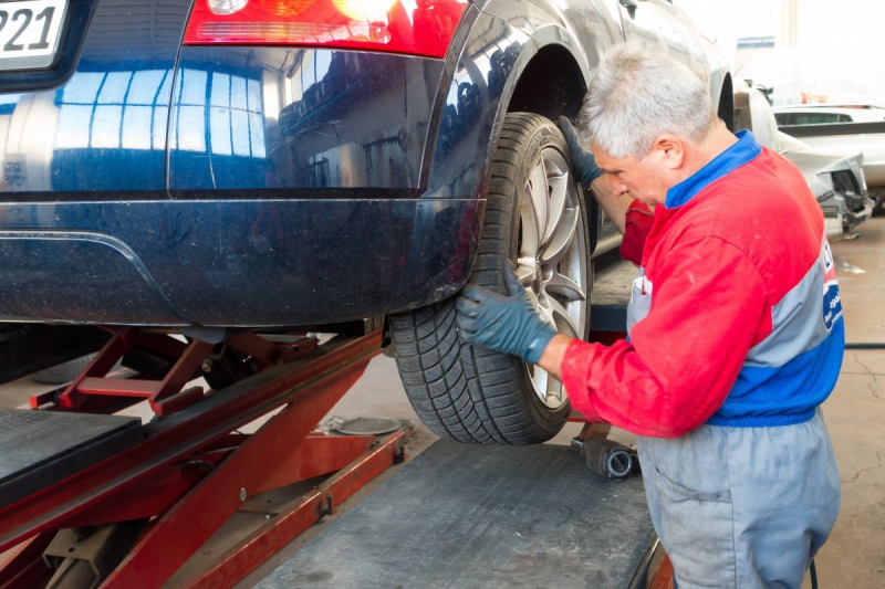 vente-SOLLIES TOUCAS-min_auto_repair_repair_lift_auto_mechanic_work_clothes_master_professional_man_of_the_fold-685629