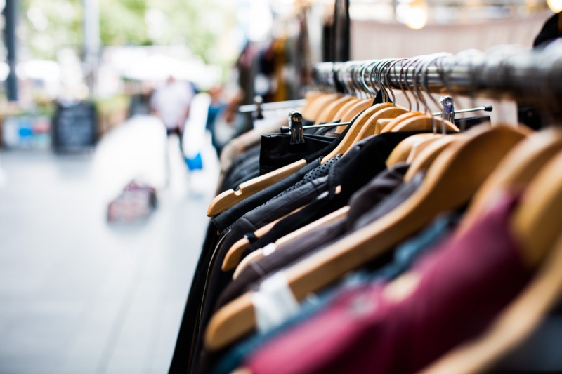 vente-SOLLIES TOUCAS-min_blur_close_up_focus_hanger_jacket_market_people_rack-1176303