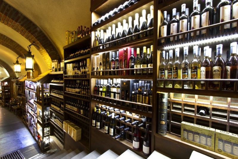 vente-SOLLIES TOUCAS-min_world_street_travel_shop_canon_georgia_wine_bottles-429767